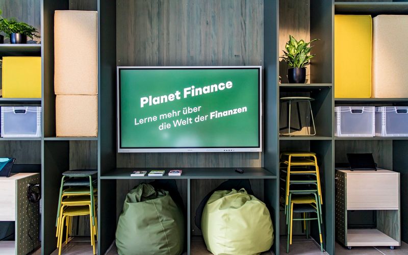 Der Multifunktionsraum Planet Finance mit Sitzbereich und Spielesammlung