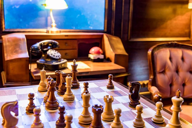 Historisches Arbeitszimmer mit Schachbrett und Wählscheibentelefon im Escape Room